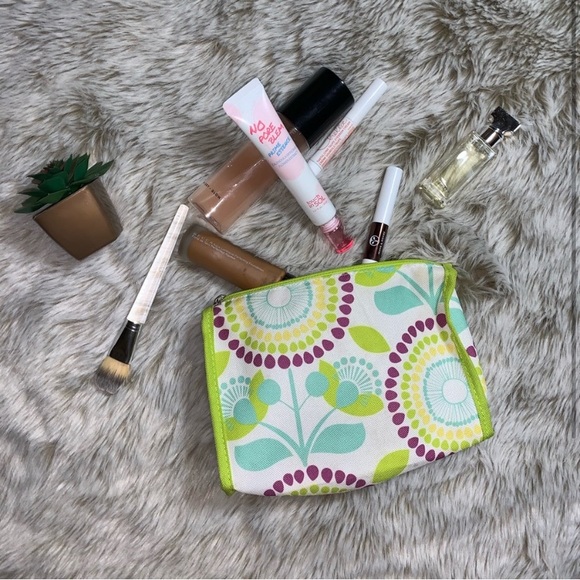 FREE Clinique Makeup Bag with Purchase! - Picture 2 of 2